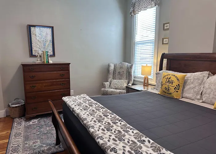 G4 King Bed Central Location Museums Free Parking